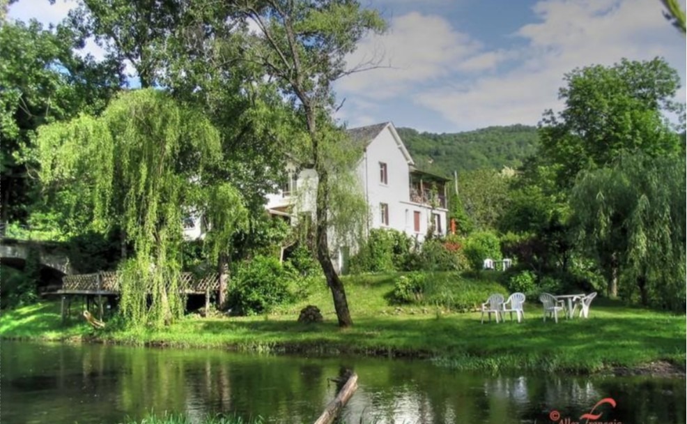 Large riverside house in Argentat in the Dordogne