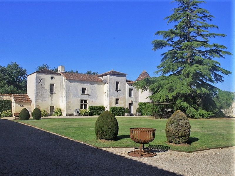 Fully restored, fifteenth-century logis. Click on the image for more details.