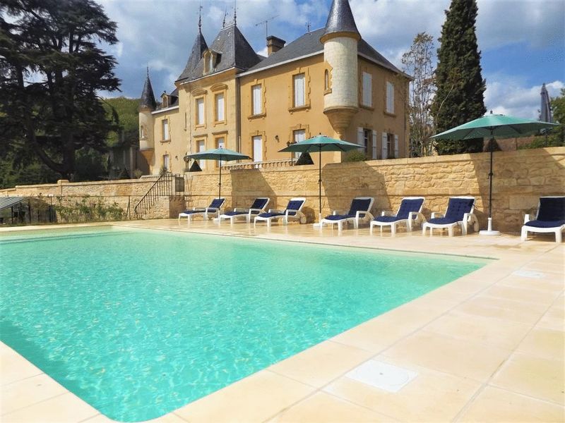 Beautiful château in sought-after village of Sarlat-la-Canéda. Click on the image for more details.