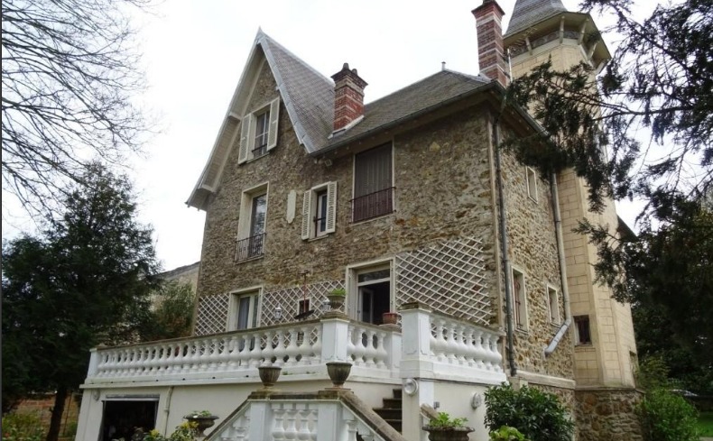 Large house for restoration, near Paris