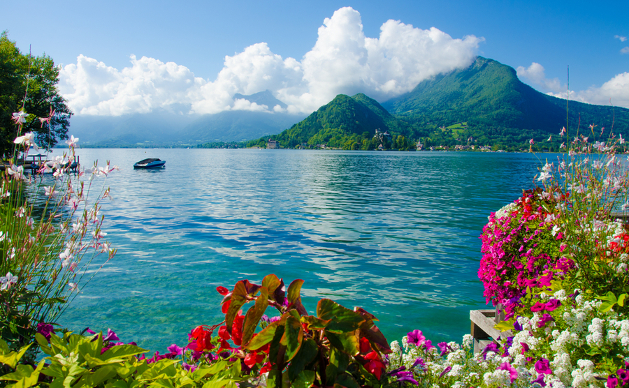 Buying a holiday home near a lake in France