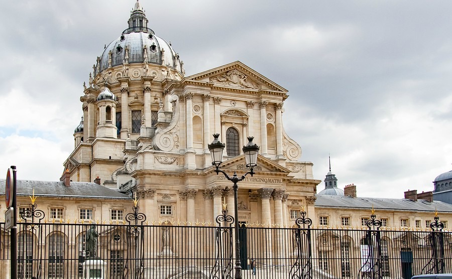 paris-france-april-25-2016-val-de-grace-hopital-dinstruction-des-armees-du-val-de-grace