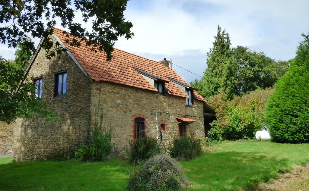 If you're moving to France as a single person, could this charming cottage in Brittany for €87,000 be your perfect pied-à-terre in France?