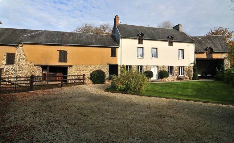 Superb property near Saint-Lô, with nearly 7 acres and outbuildings