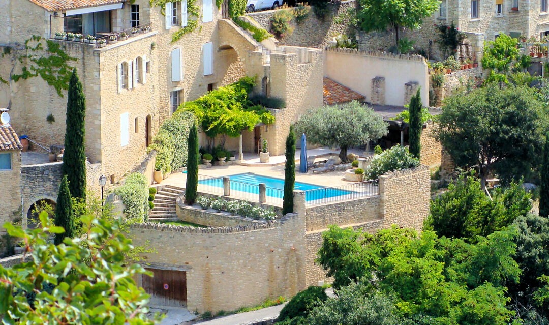 Installing and owning a swimming pool in France