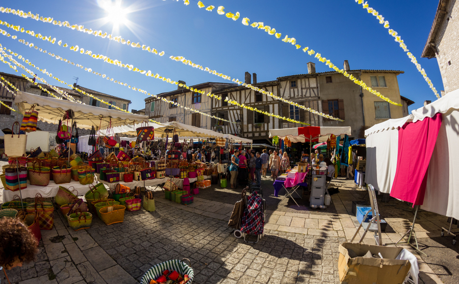 The bustling market of Eymet. carlos martin diaz / Shutterstock.com