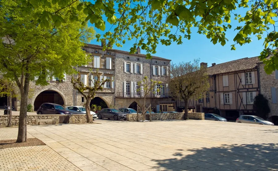 The Places des Arcades in Monflanquin. chrisatpps / Shutterstock.com