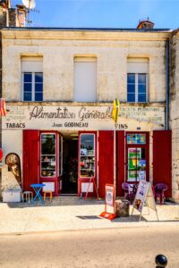 The local tabac in Saint-Severin. 7Horses / Shutterstock.com