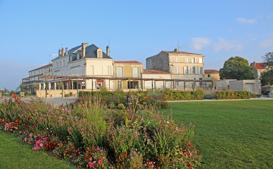 Place de la République in Pons.