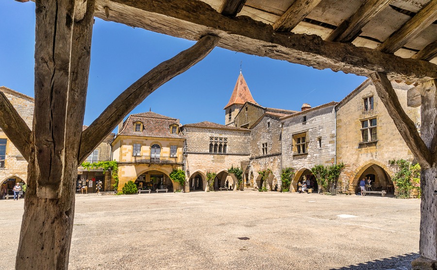 The square of Monpazier from the covered market.