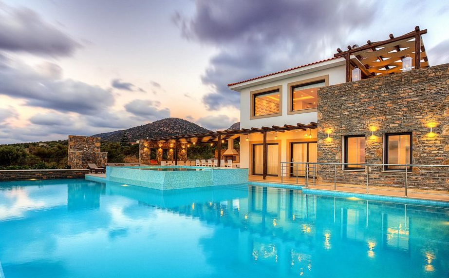 The luxury of Greece: from Glass Onion to our own properties