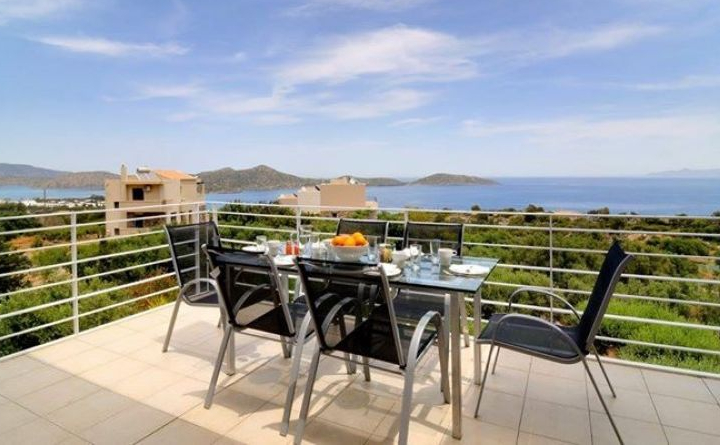 terrace with dining table in Crete