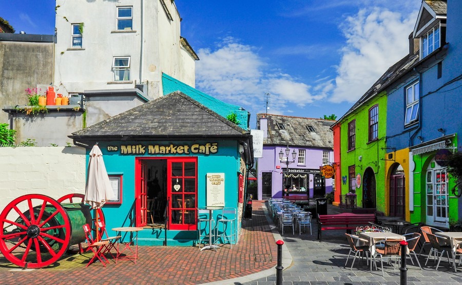 kinsale-ireland-may-25-2014-downtown-kinsale-county-cork-ireland