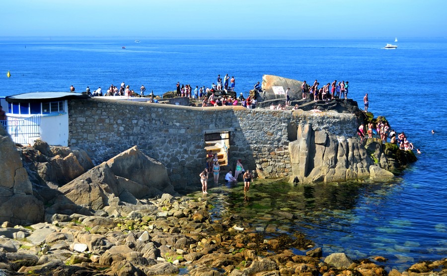 sandycove-ireland-circa-july-swimmers-at-sandycoves-famous-forty-foot-circa-july-2013-in-sandycove-ireland-the-forty-foot-features-in-the-novel-at-swim-two-bir