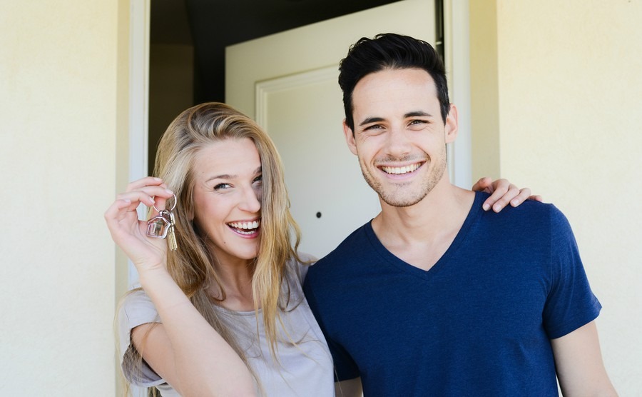 young-couple-holding-keys