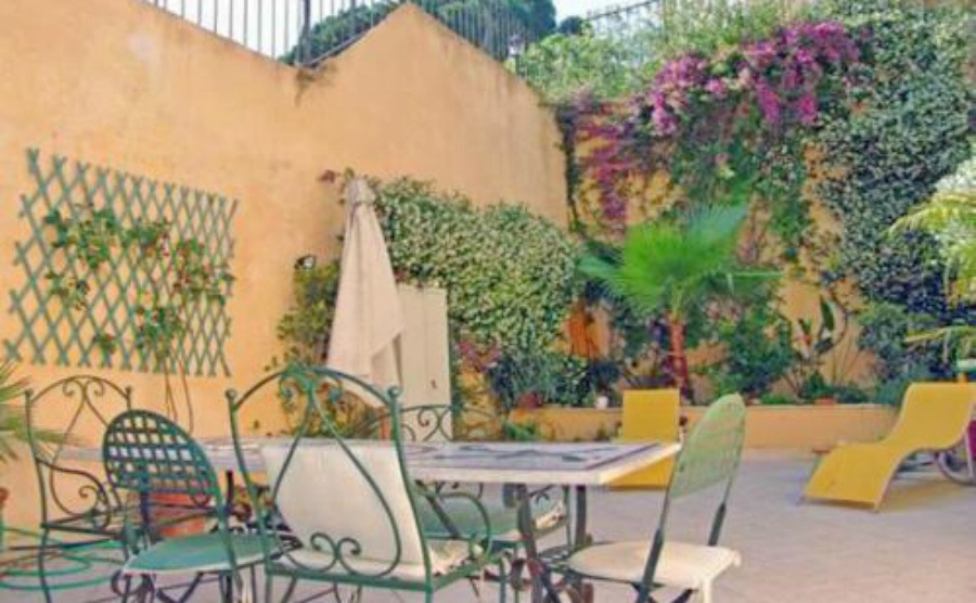 Spacious, two-bedroom apartment in Rione Monte with beautiful terrace. Click on the image to view the property.