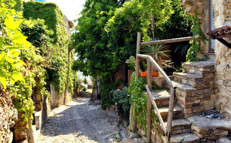 historic-alleys-of-bussana-vecchia-liguria-italy-abandoned-and-renovated-village-of-artists