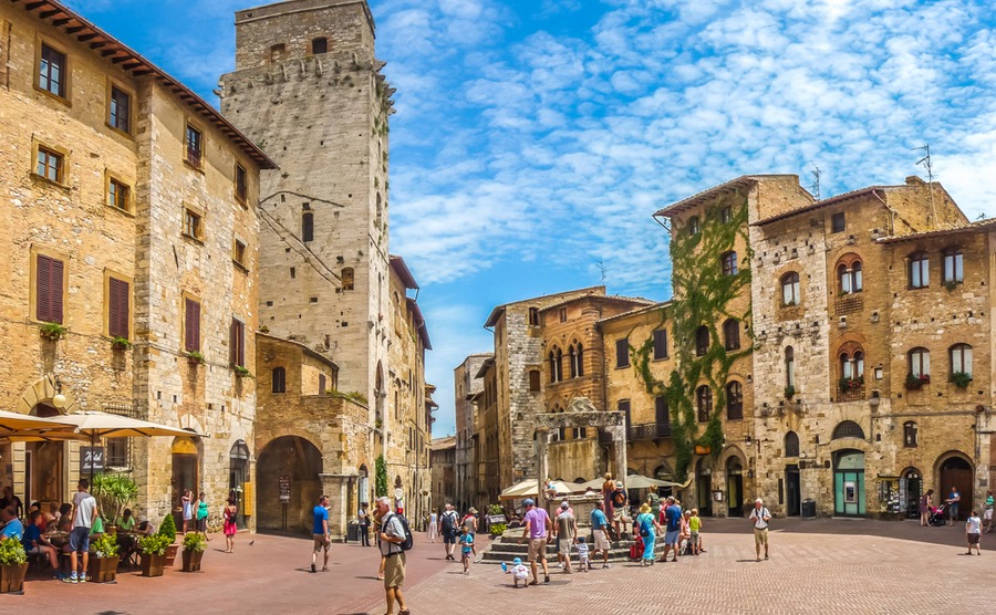 Piazza della Cisterna. canadastock / Shutterstock.com