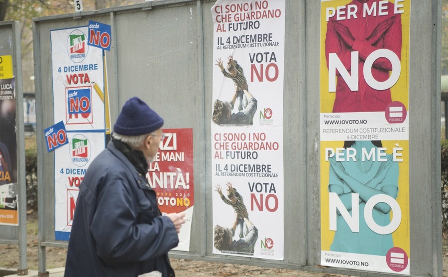 turin-italy-december-4-2016-constitutional-referendum-to-change-the-italian-constitution-voting-with-a-yes-or-a-no