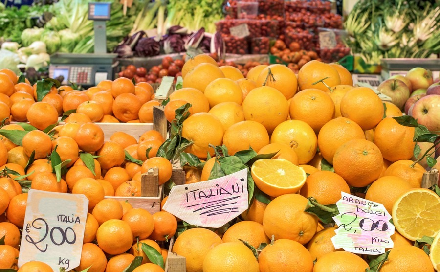 fruit-at-an-italian-market-orange-mandarin-and-apple-sweet-oranges