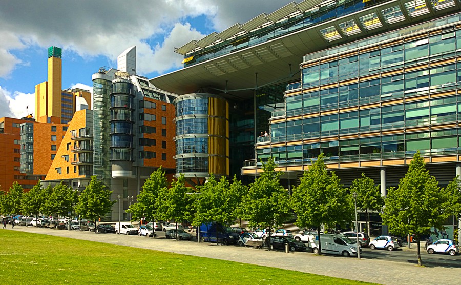 berlin-germany-may-262015-modern-futuristic-residential-buildings-at-linkstrasse-near-potsdamer-platz-in-front-of-tilla-durieux-park