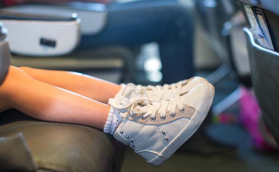 baby-feet-on-seat-in-the-aircraft