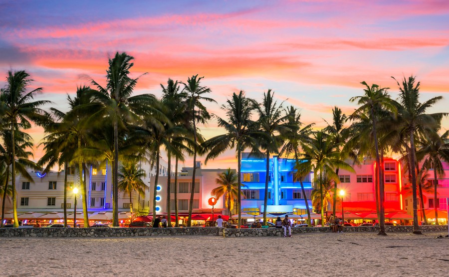 miami-beach-florida-usa-on-ocean-drive-at-sunset