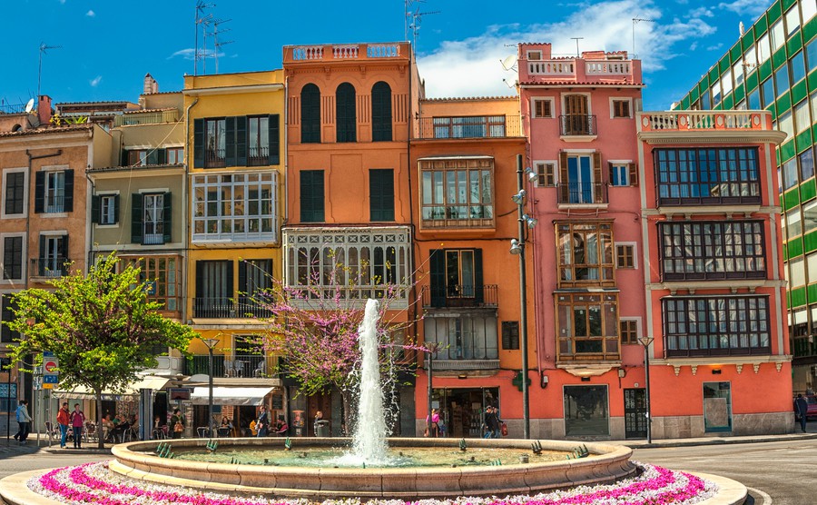 old-colorful-houses-in-the-center-of-spanish-town-palma-de-mallorca-spain