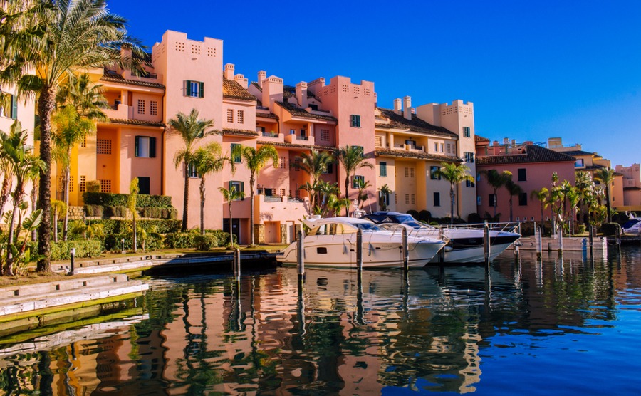 The lifestyle the Costa del Sol offers, from excellent golf resorts to top-notch yachting facilities, makes it a magnet for discerning buyers and investors from around the globe.