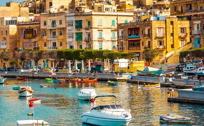 beautiful-view-on-birgu-and-the-harbour-with-colorful-boats-in-malta