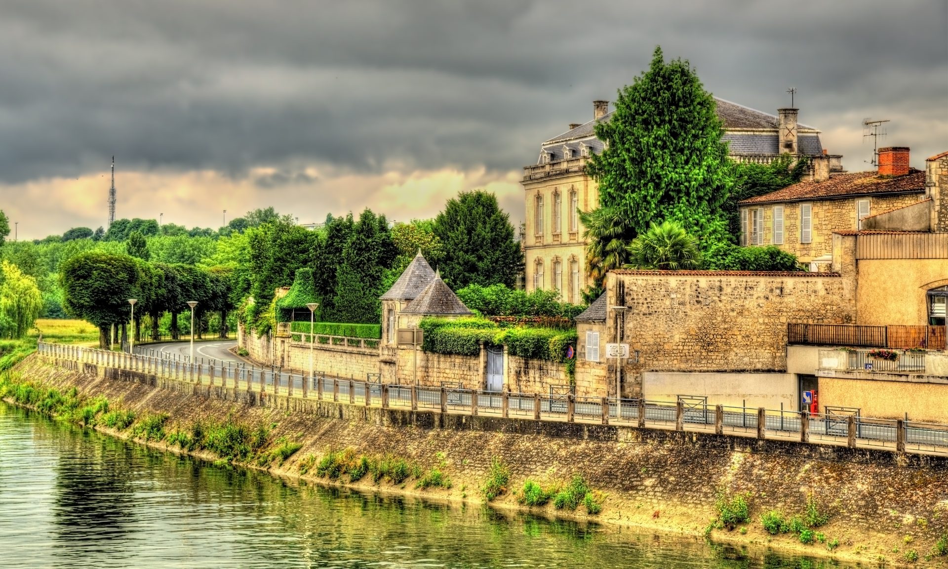 The embankment of the river Charente in Saintes