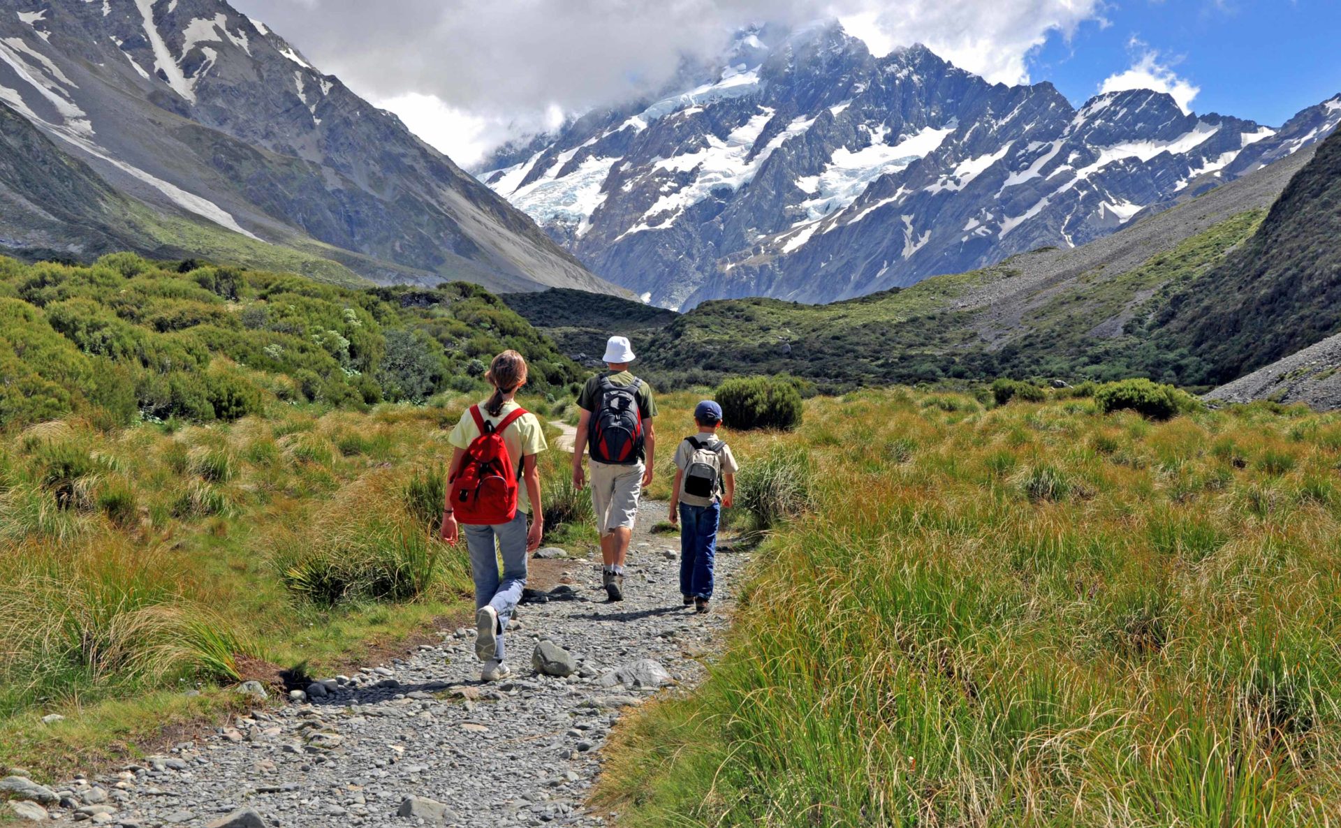 Mount Cook in South Island is full of breathtaking scenery | Move to New Zealand with your children