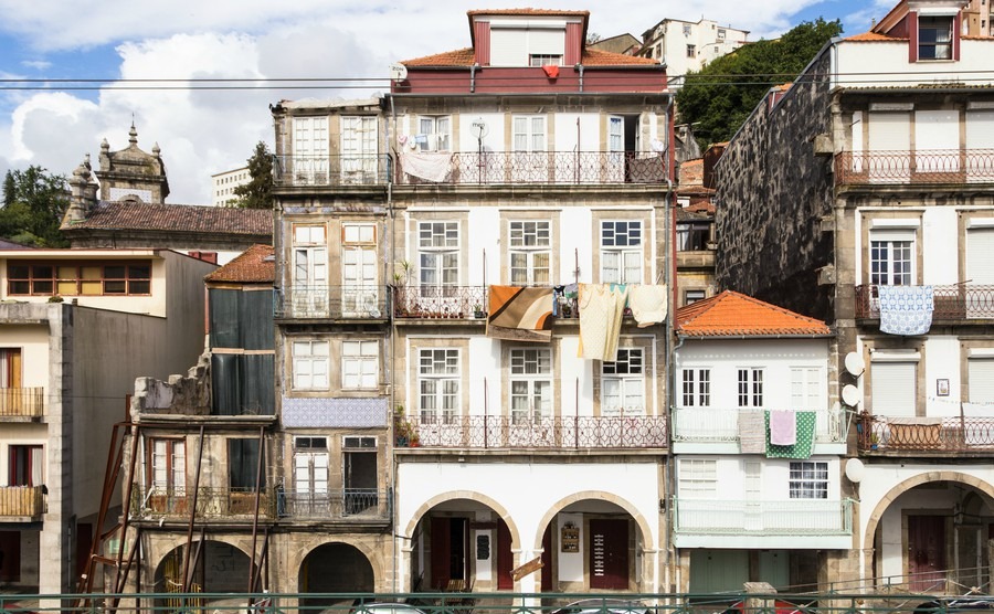 decrepit-facades-in-porto-portugal