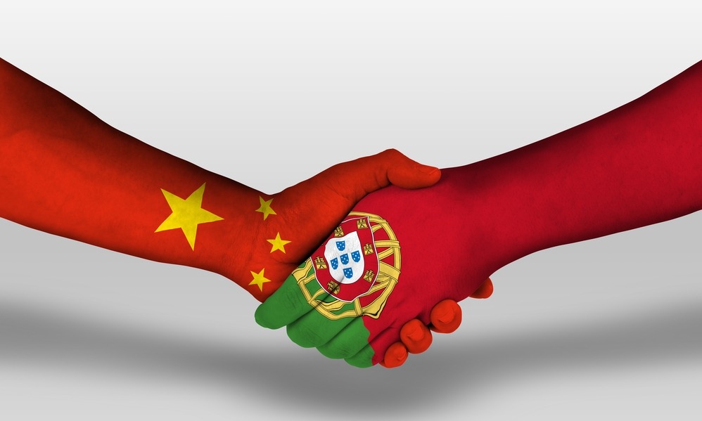 handshake-between-portugal-and-china-flags-painted-on-hands-illustration-with-clipping-path