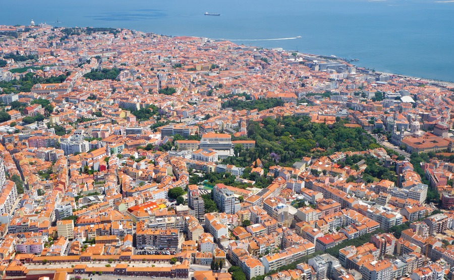 The Jardim de Estrela is a popular green spot in this upscale district.