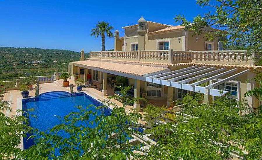 Six-bedroom villa in Loulé with stunning views. Click on the image to view the property.