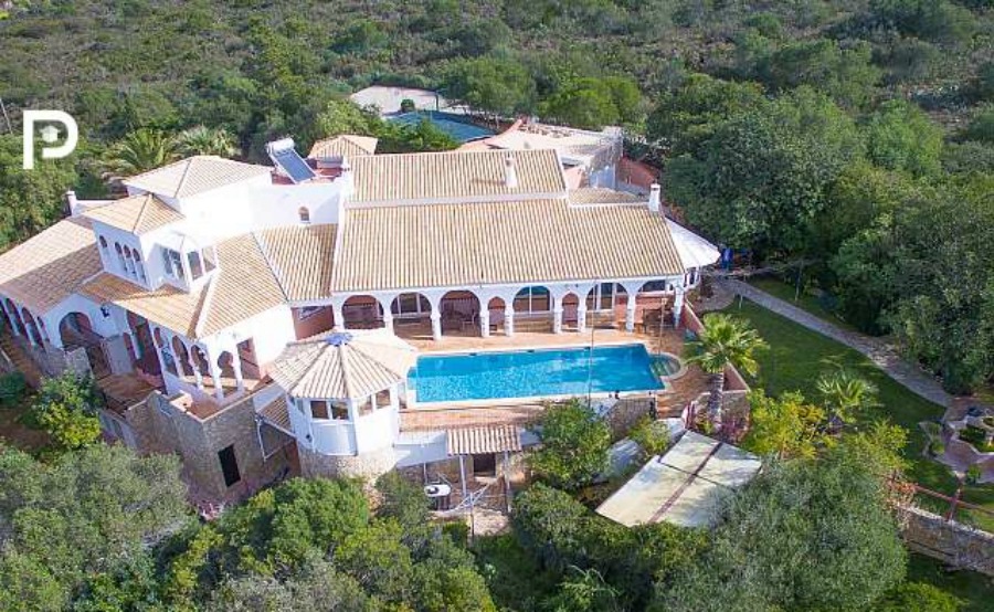 Four-bedroom villa in a Moorish style in Loulé. Click on the image to view the property.