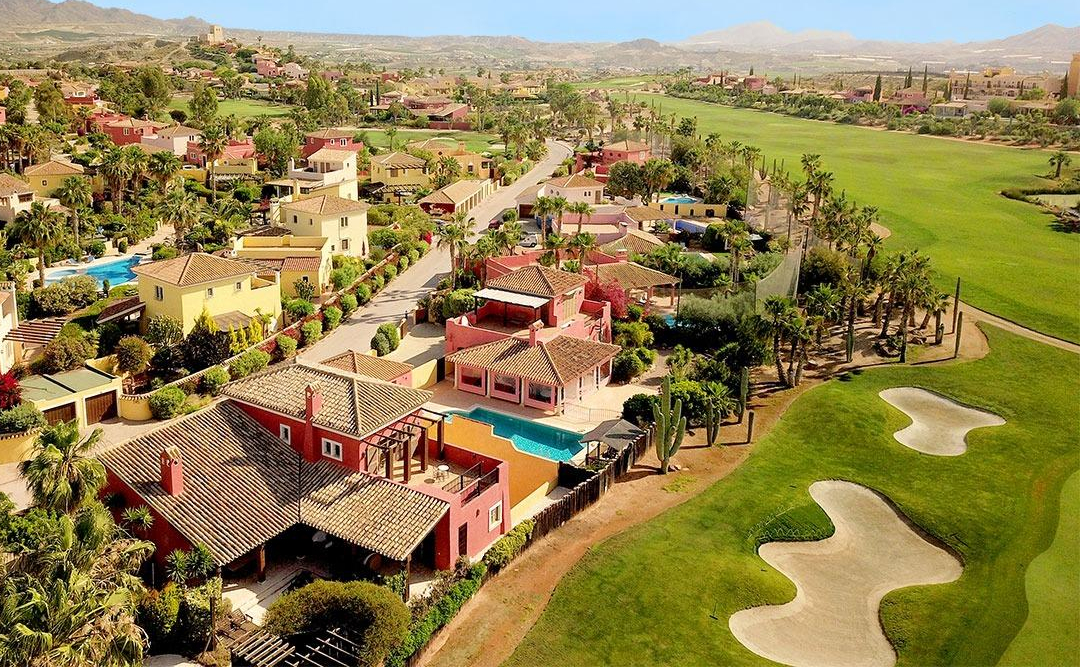 10 Spanish homes near a golf course
