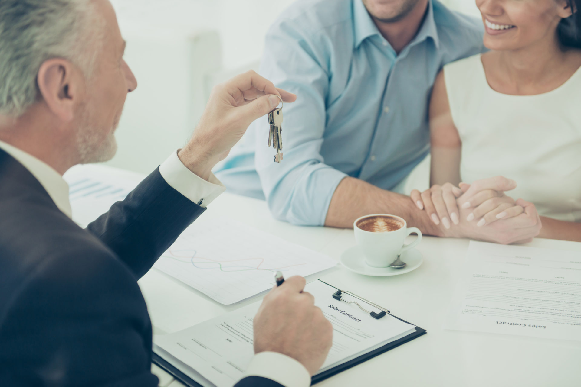 A Spanish notary gives keys to British couple