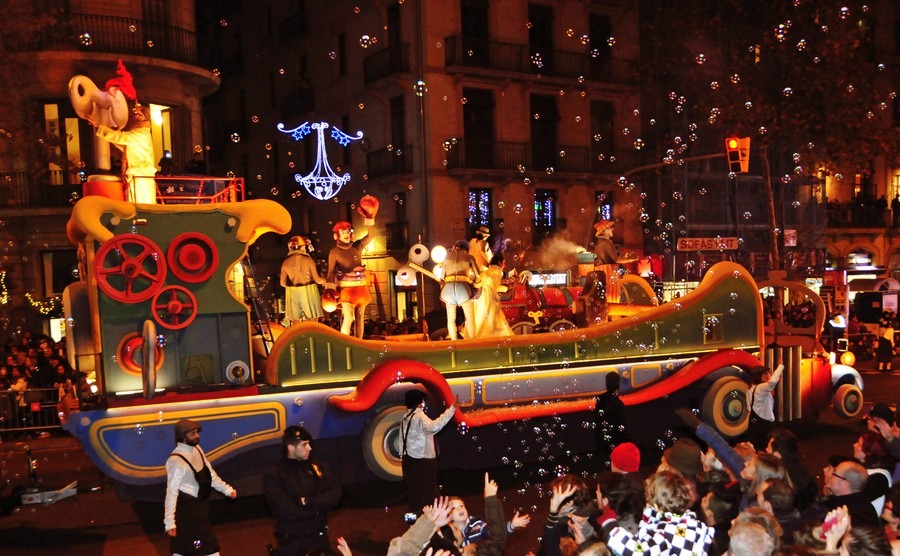 barcelona-spain-january-5-the-cavalcade-of-magi-on-january-5-2015-in-barcelona-spain-the-magi-and-their-servants-parade-in-floats-by-the-main-streets-of-the-city