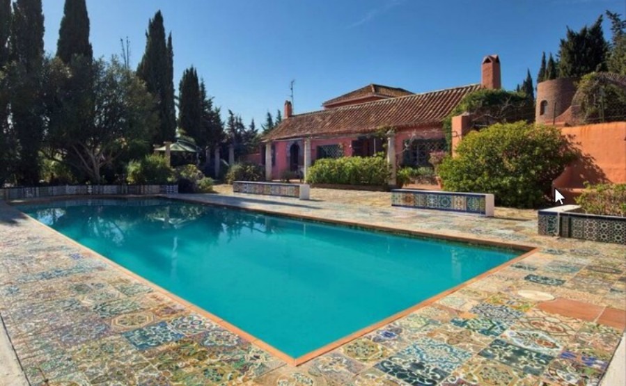 The 'new golden mile' around Estepona is growing in popularity. Click to see this five-bedroom villa near to Estepona itself.