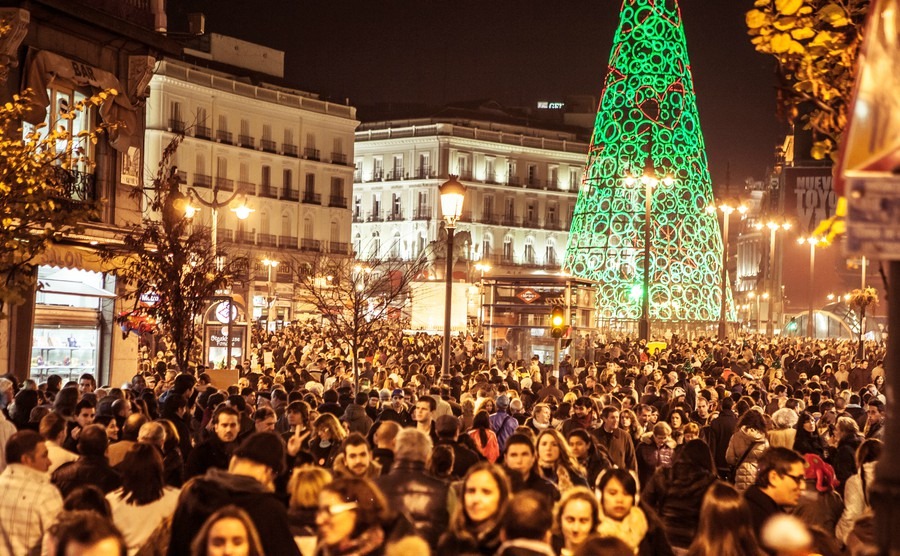 people-buy-the-christmas-presents-in-puerta-del-sol-the-main-square-in-madrid-madrid-december-06-2011