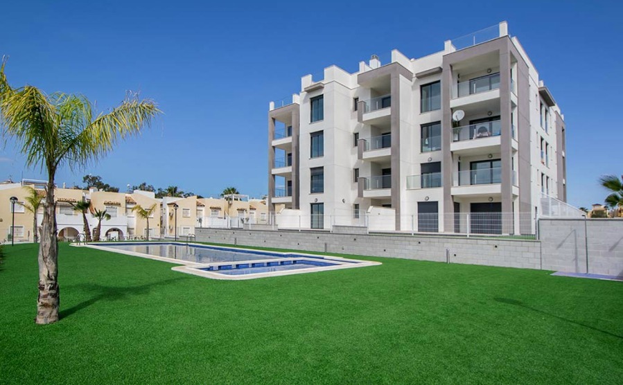 This stunning two-bedroom apartment with a solarium in Villamartín ticks all the boxes. It's just off the Campo de Golf Villamartín course, has access to a communal swimming pool and extensive gardens.