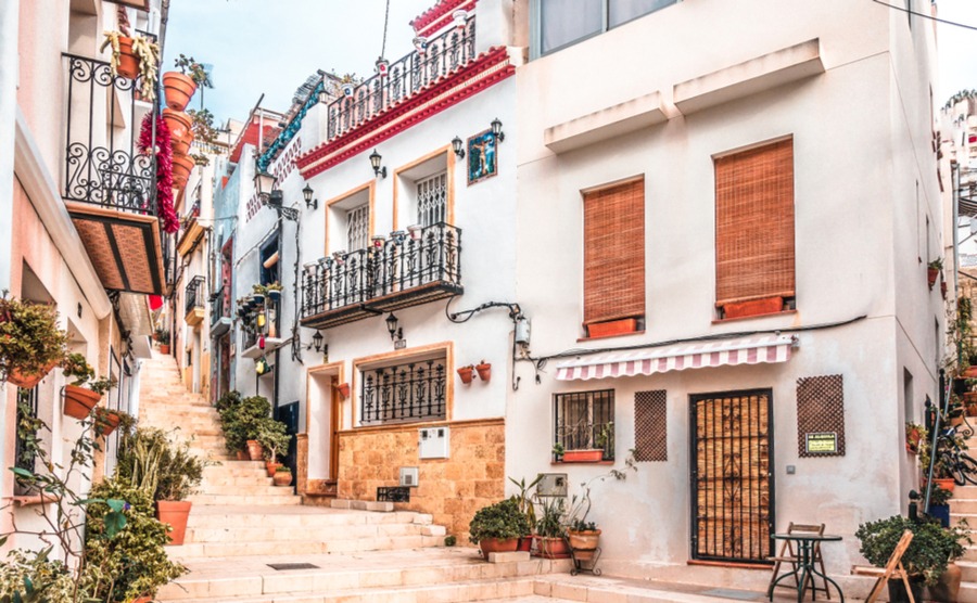 Make sure you keep the upper hand when you make an offer on a house in Spain.