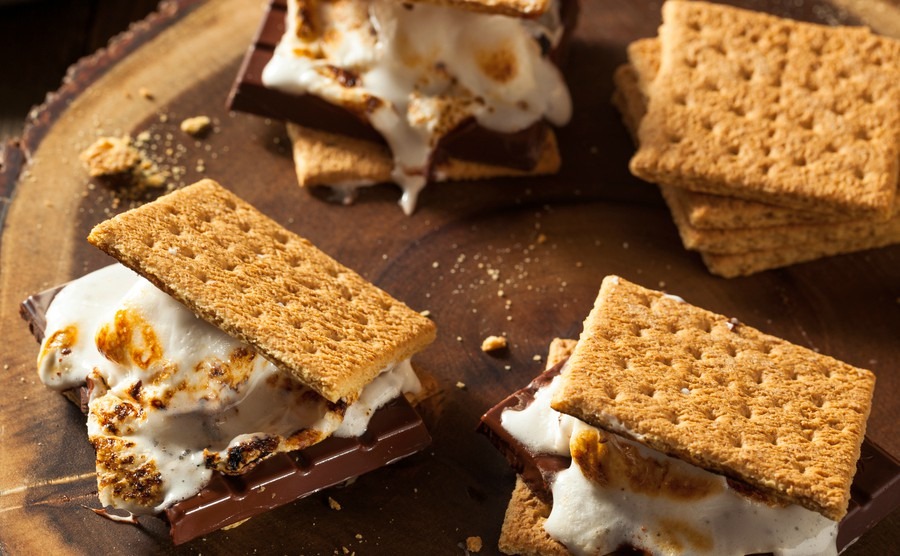 homemade-gooey-marshmallow-smores-with-chocolate