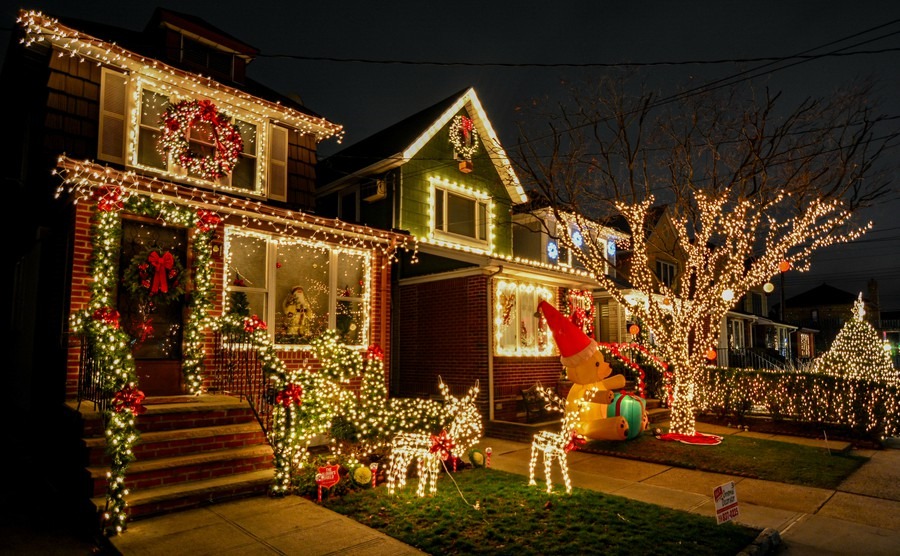 new-york-brooklyn-december-29-2015-christmas-decoration-of-a-house-in-dykers-height-new-york-city