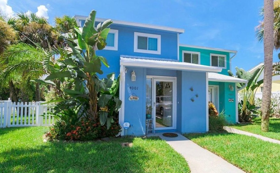 Move to Central Florida: this two-bedroom townhouse could be yours for just $265,000.