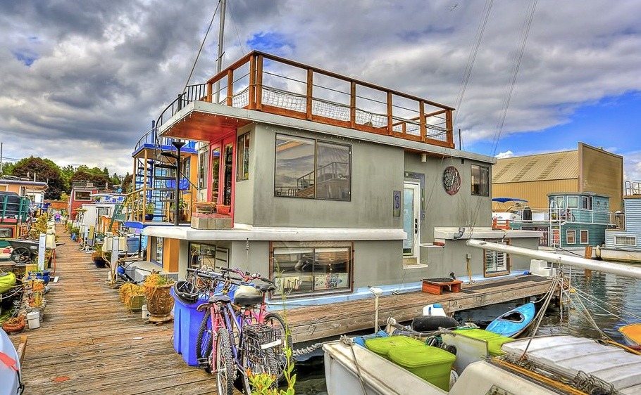 A property in Washington State, a houseboat in Seattle.